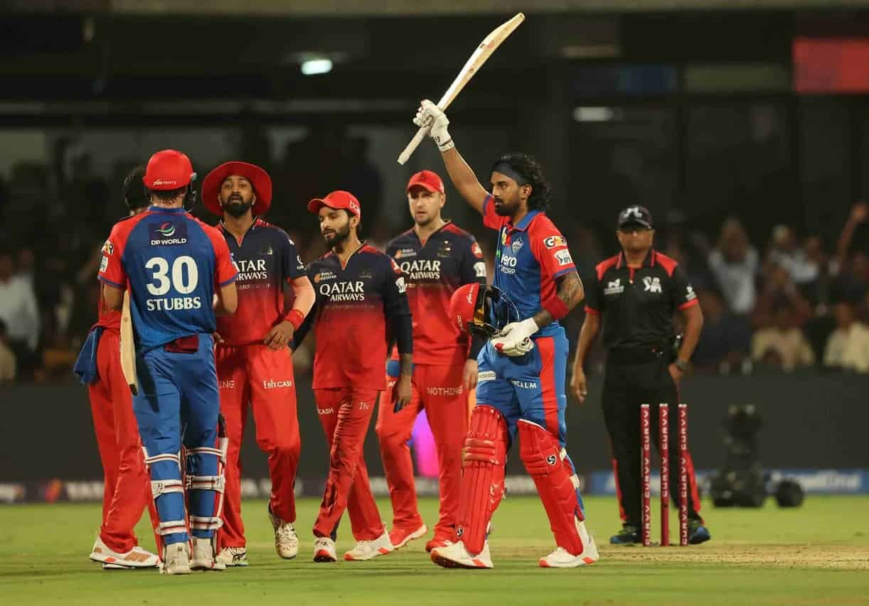 दिल्ली कैपिटल्स बनाम आरसीबी, आईपीएल 2025 मैच के दौरान एक्शन मोमेंट